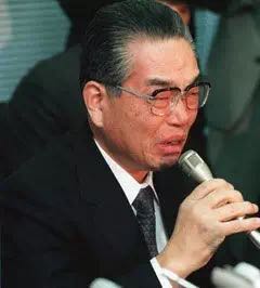 记者说明会上，哭着说“社员们没有责任”的山一证券野泽正平社长，97年11月24日