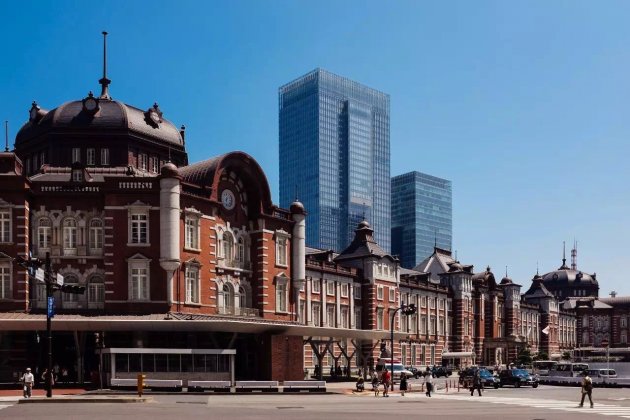 Pacific Century Place Marunouchi位于东京站东口，是上图中最右边的高楼